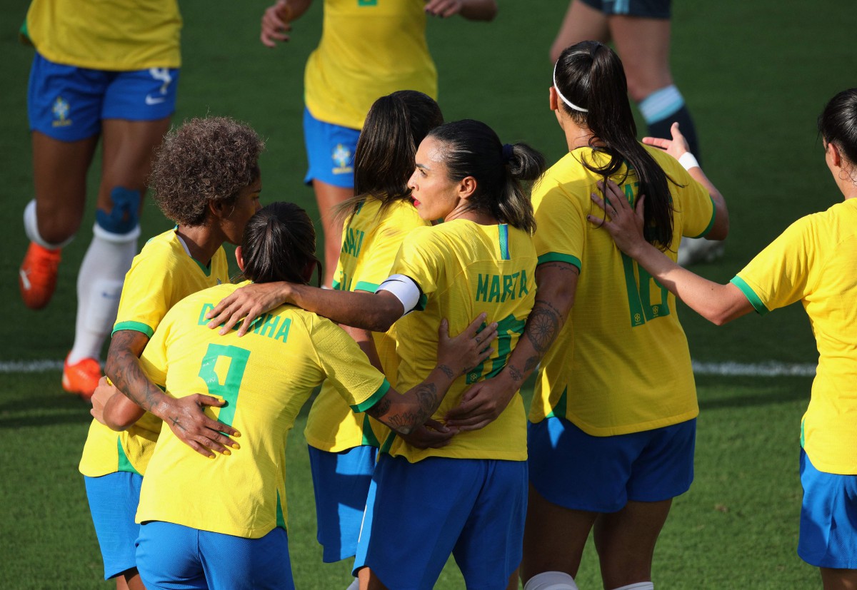 Kapten Brazil, Marta (tengah) meraikan jaringan ketika menewaskan Argentina pada aksi Piala SheBelieves. FOTO AFP