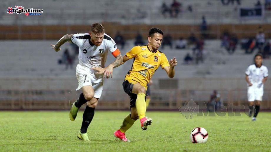 Ferris Danial (kanan) dicabar pemain Terengganu FC, Lee Andrew Tuck. FOTO NSTP/IQMAL HAQIM ROSMAN