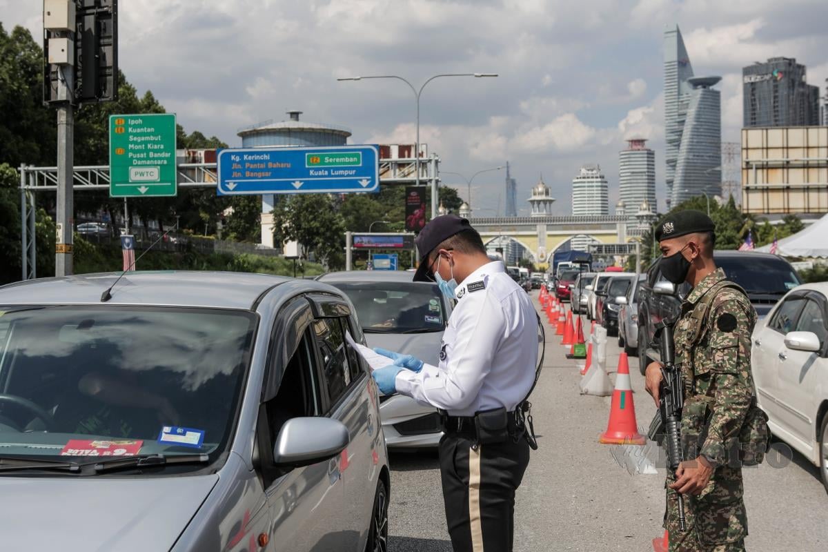 Anggota Polis dan Angkatan Tentera Malaysia melakukan pemeriksaan pengguna jalan raya. FOTO HAZREEN MOHAMAD