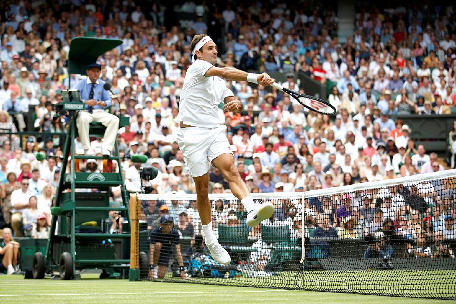AKSI Federer ketika menentang Lloyd Harris dari Afrika Selatan. FOTO Reuters