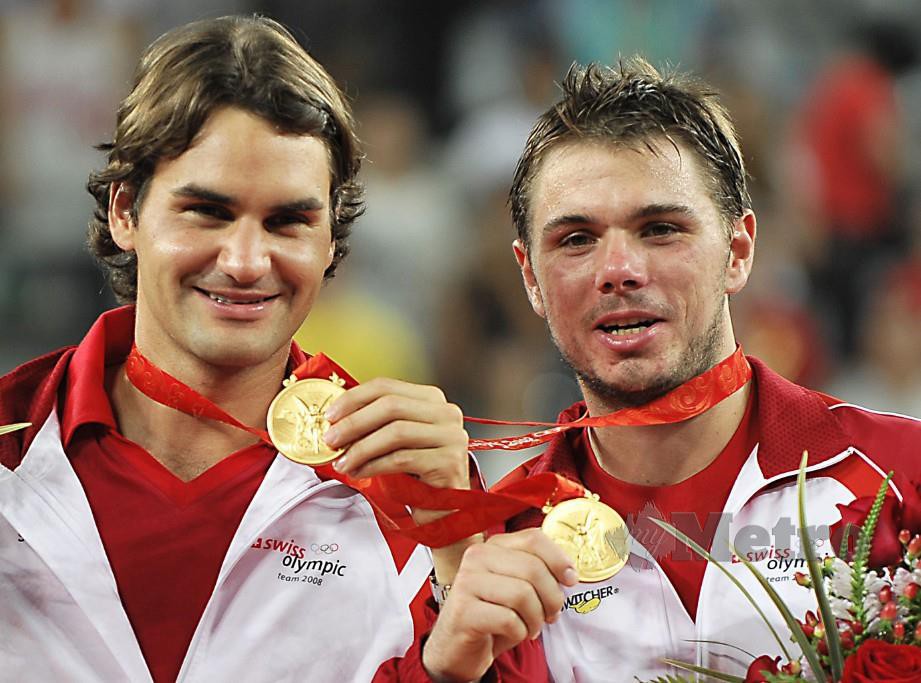 Federer (kiri) dan Stanislas Wawrinka dari Switzerland memenangi pingat emas acara beregu Sukan Olimpik 2008 di Beijing. FOTO File AFP