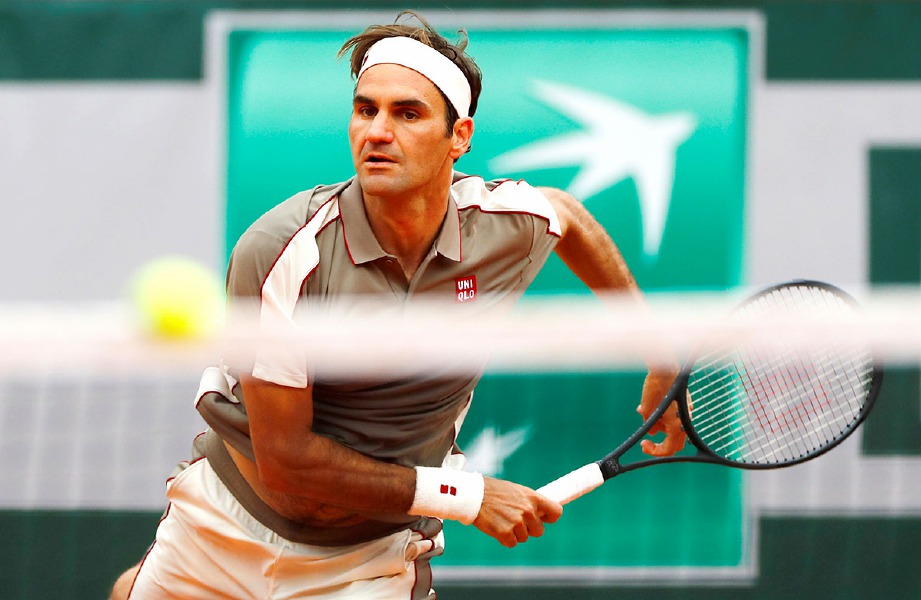 AKSI Roger Federer menentang Sonego pada pusingan pertama Terbuka Perancis. FOTO Reuters