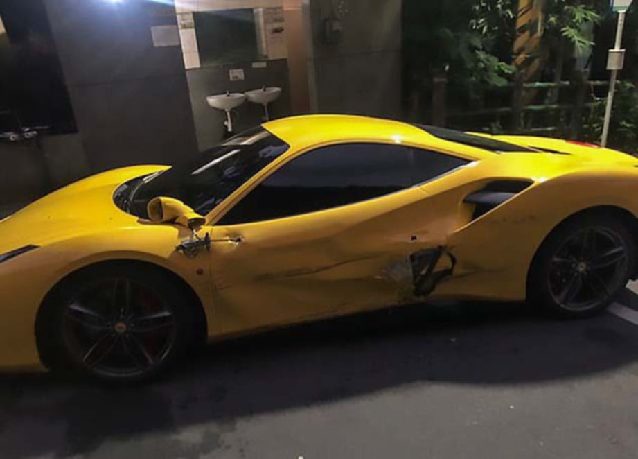 KEADAAN Ferrari yang rosak selepas dirempuh kenderaan yang dipandu Lin. FOTO Daily Mail
