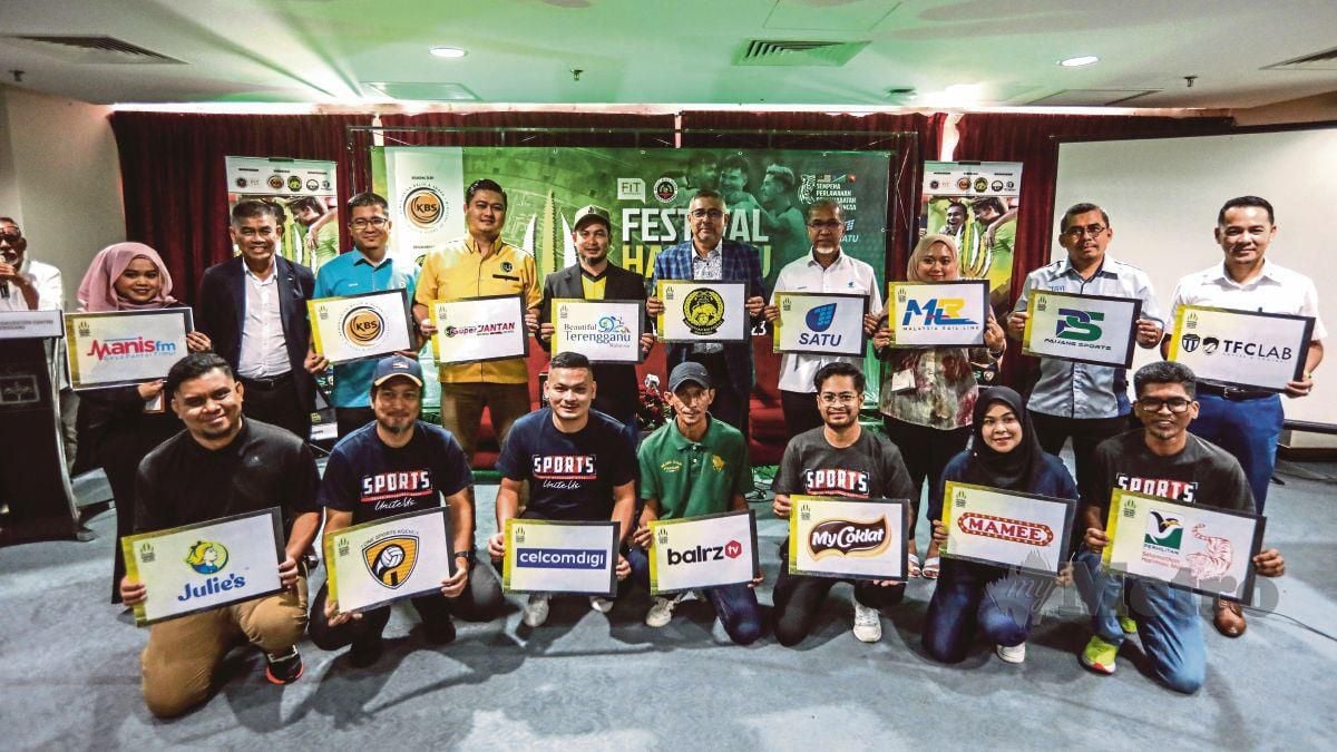 NOOR Azman (berdiri, tengah) bergambar bersama penaja pada Sidang Media Bersama Penaja Sempena Festival Harimau Malaya (FHM) Terengganu 2023 di Kuala Nerus, hari ini. FOTO GHAZALI KORI