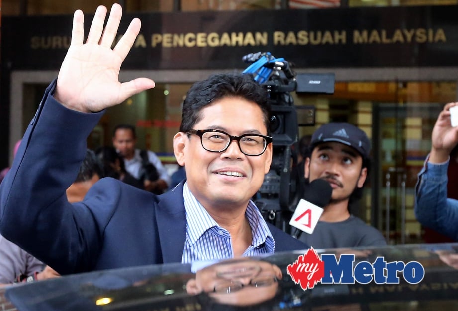 (Gambar fail) Zakaria yang dipaksa bercuti melambai tangan selepas keluar dari Ibu Pejabat Suruhanjaya Pencegahan Rasuah Malaysia (SPRM) Putrajaya pada 7 Jun lalu berkaitan isu tunggakan bayaran oleh Safitex.