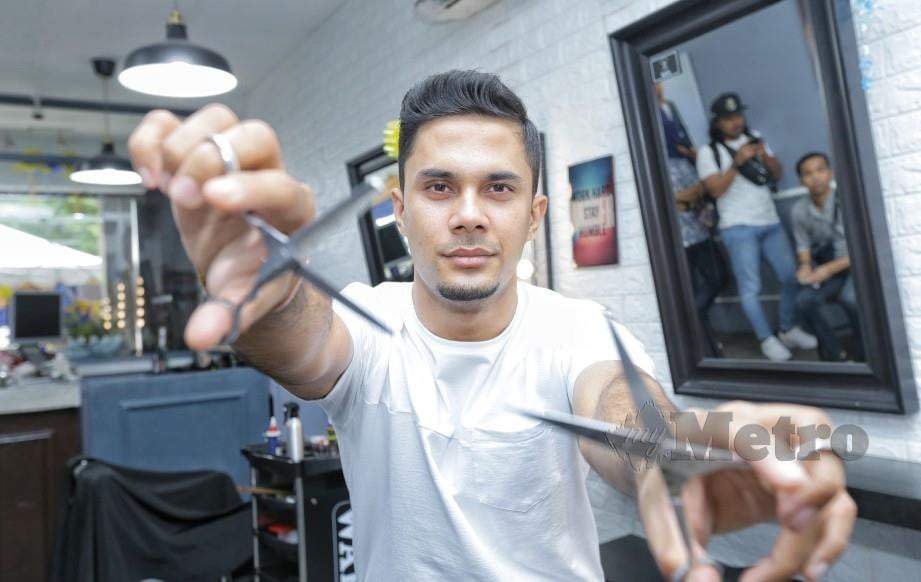 FIKRY Ibrahim pada pembukaan kedai gunting rambut miliknya, Hair Feeks Barbershop semalam. FOTO Nurul Syazana Rose Razman
