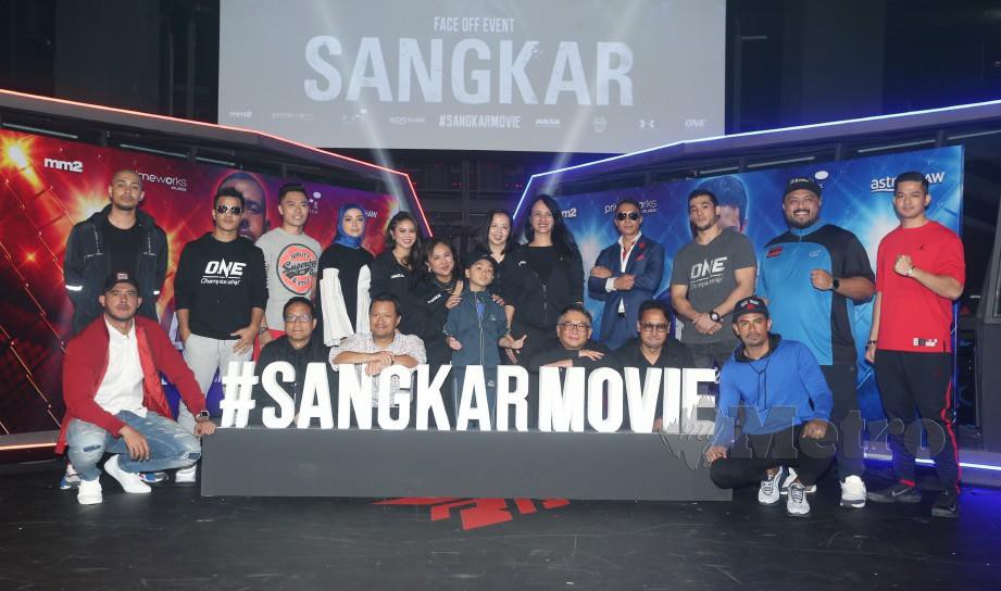 GAYATRI (lima dari kanan) bersama pelakon filem Sangkar. FOTO Rohanis Shukri