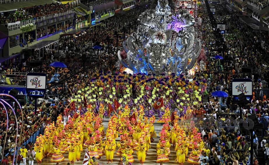AHLI sekolah samba Viradouro membuat persembahan ketika hari pertama perarakan Karnival Rio di Rio de Janeiro pada 23 Februari 2020. FOTO AFP