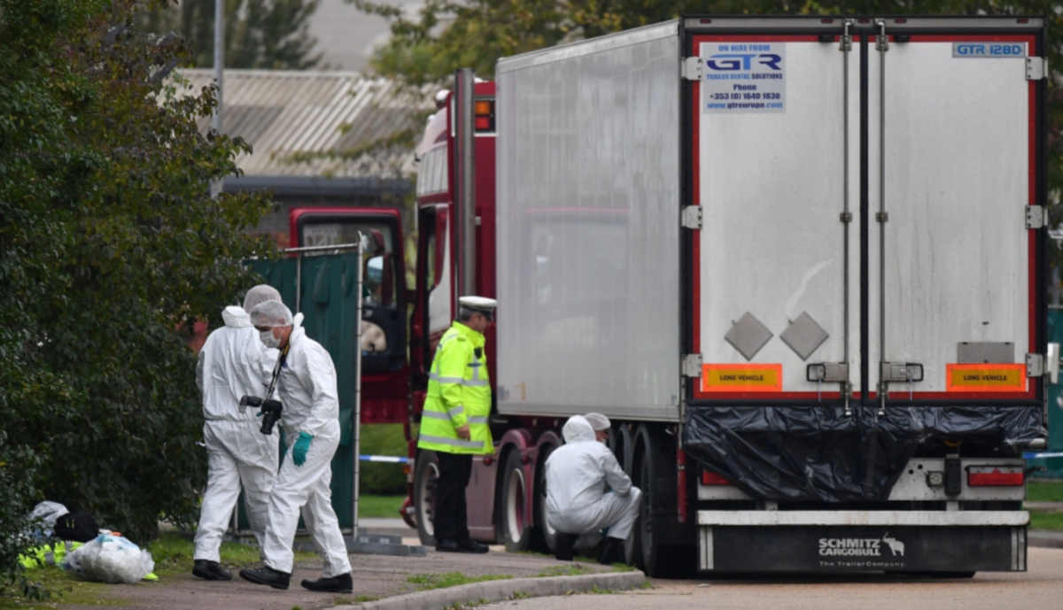 GAMBAR fail dirakam pada 23 Oktober 2019 menunjukkan pasukan forensik Polis British menjalankan siasatan terhadap penemuan 39 mayat dalam lori kontena  di kawasan perindustrian di timur London. FOTO AFP