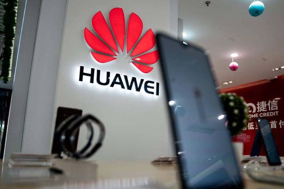 (FILES) This file picture taken on May 20, 2019 shows a Huawei logo displayed at a retail store in Beijing. - Huawei founder Ren Zhengfei on May 21, 2019 shrugged off US attempts to block his company's global ambitions, saying the United States underestimates the telecom giant as it is ready to withstand the impact. (Photo by FRED DUFOUR / AFP)