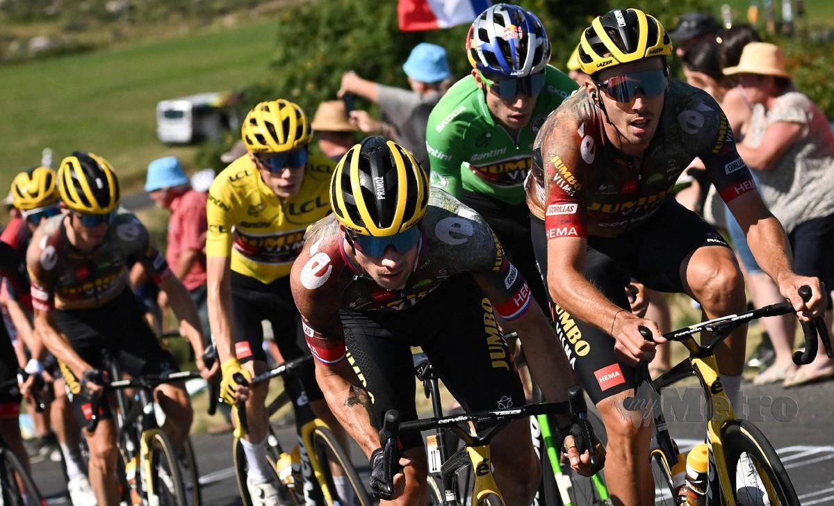 ROGLIC (kiri) tidak dapat meneruskan aksi Tour de France akibat kecederaan. FOTO AFP