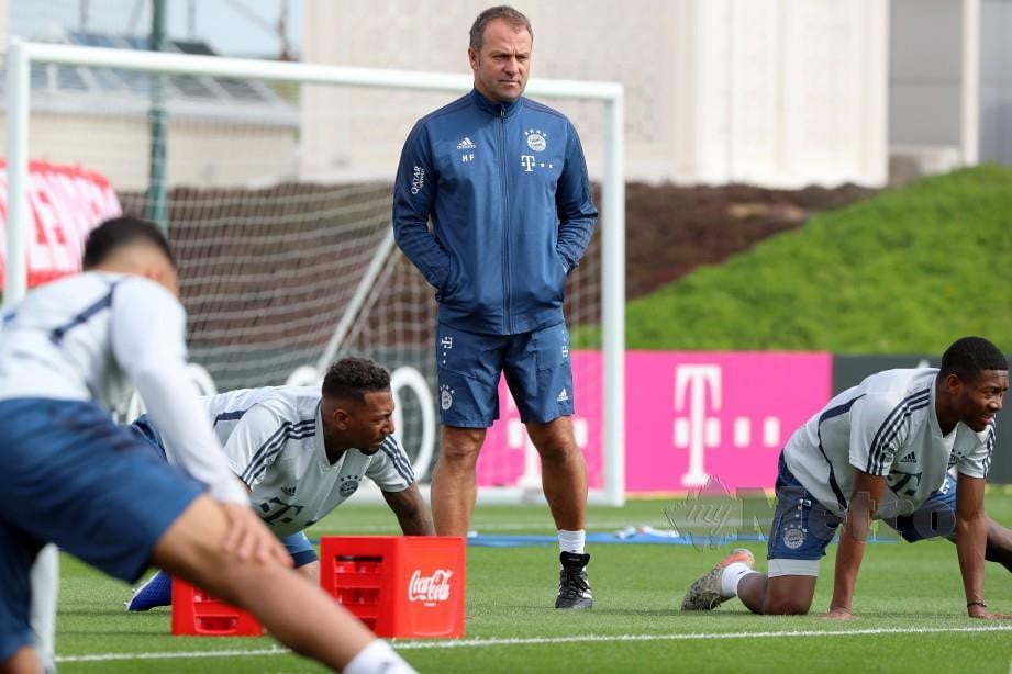 Hansi Flick mengendalikan sesi latihan skuad Bayern Munich. FOTO AFP