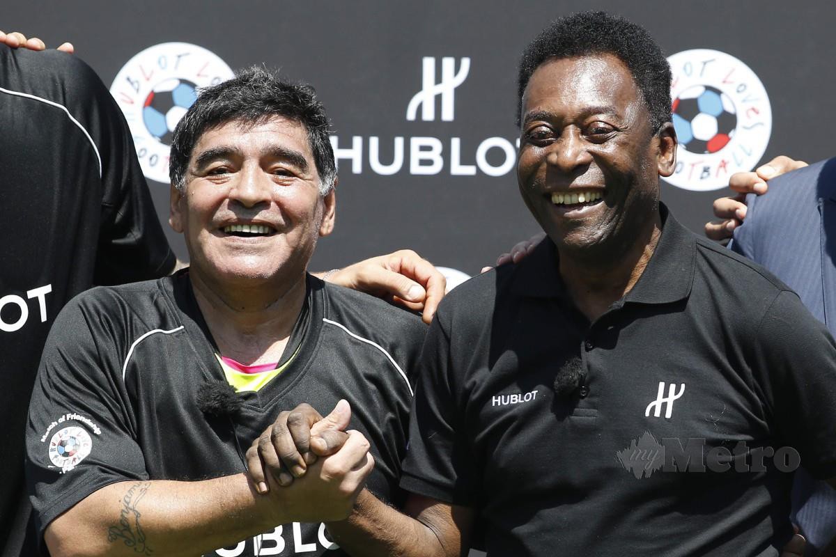 Pele (kanan) bergambar bersama Maradona selepas menjayakan satu perlawanan pertunjukan pada Jun 2016. FOTO AFP