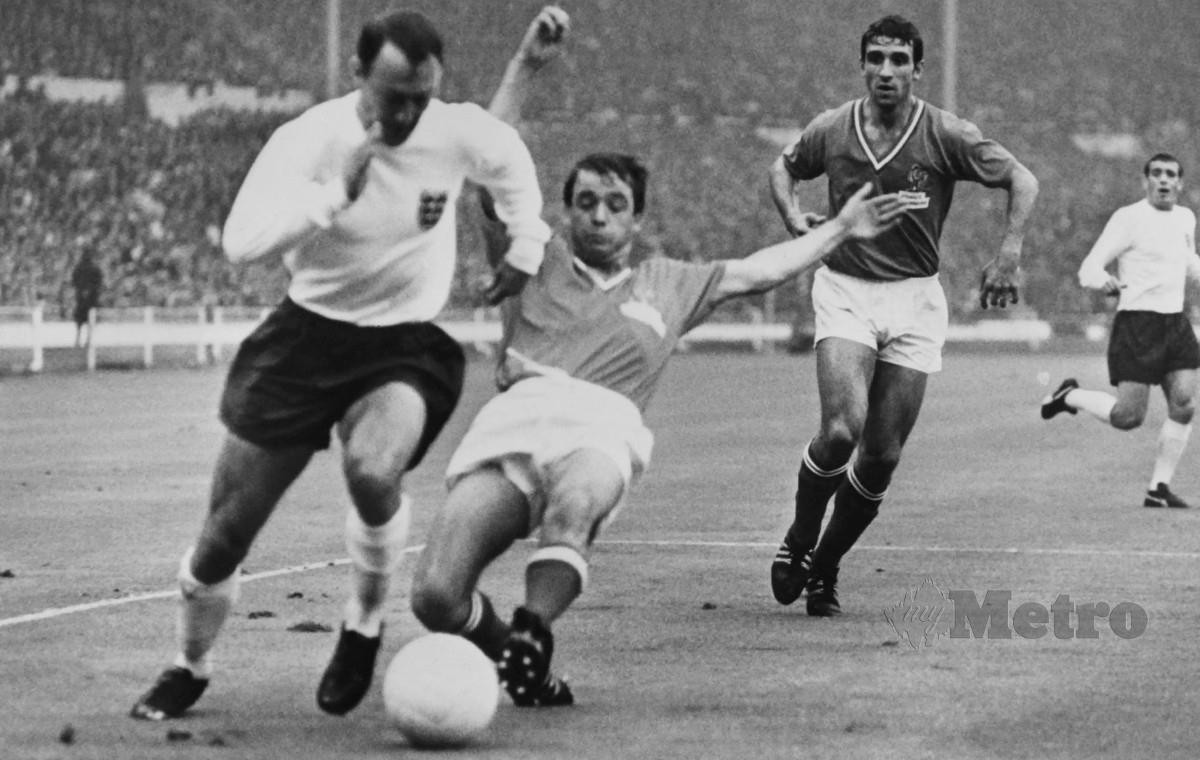 GREAVES (kiri) ketika beraksi bersama England di Piala Dunia 1966. FOTO AFP