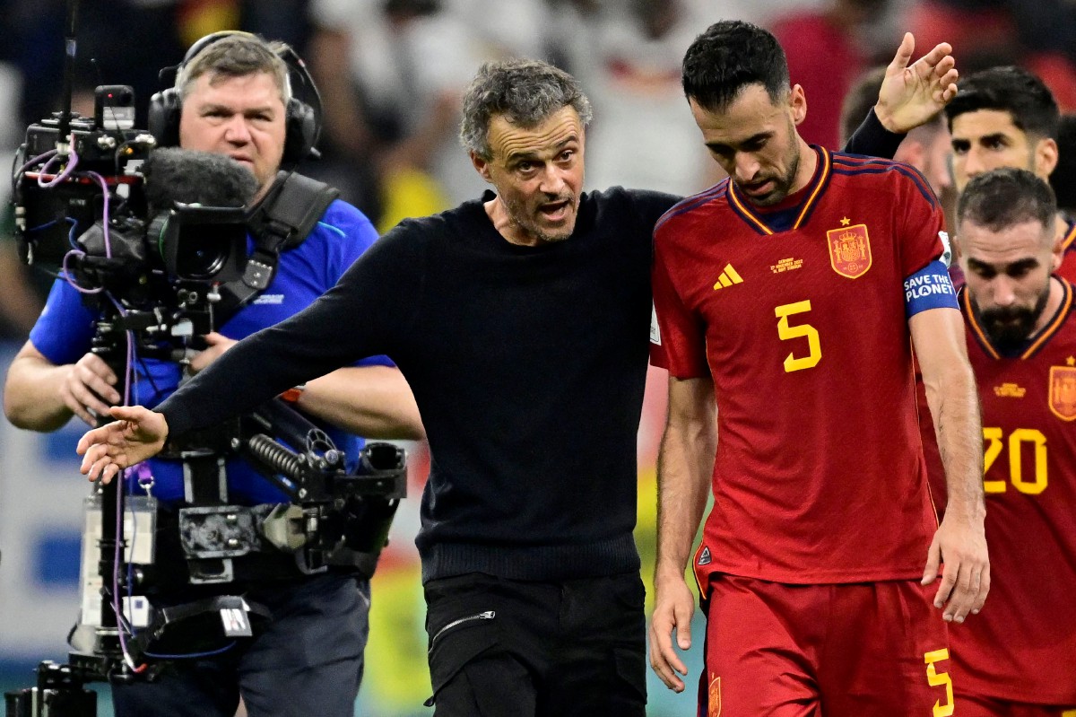Pemain tengah Sepanyol, Sergio Busquets (kanan) mendengar arahan jurulatihnya, Luis Enrique selepas perlawanan Piala Dunia Qatar. FOTO File AFP