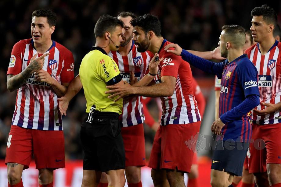 COSTA tak puas hati dengan keputusan  pengadil ketika Atletico menentang Barcelona di Camp Nou.  - FOTO AFP