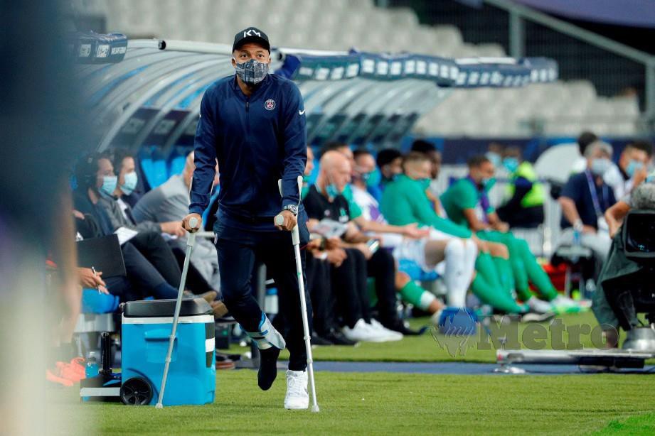 Mbappe dilihat menggunakan tongkat selepas aksi final Piala Perancis, Sabtu lalu. FOTO AFP