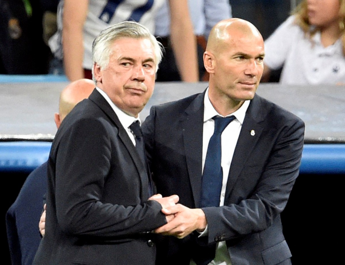Carlo Ancelotti (kiri) yang pernah membimbing Bayern Munich bersalaman dengan pengendali Real Madrid, Zinedine Zidane ketika aksi Liga Juara-Juara. FOTO AFP