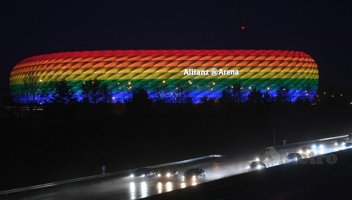 Gambar fail menunjukkan Allianz Arena dihiasi warna pelangi pada 30 Januari lalu. FOTO AFP