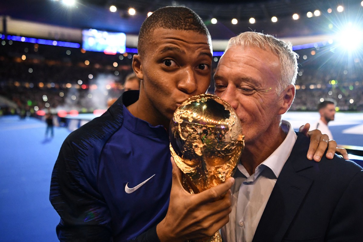 MBAPPE (kiri) bersama Deschamps ketika Perancis memenangi Piala Dunia 2018. -FOTO AFP