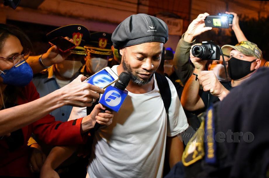 RONALDINHO bersama abangnya Asiss dipindahkan ke sebuah hotel sebagai tindakan tahanan rumah. FOTO AFP)