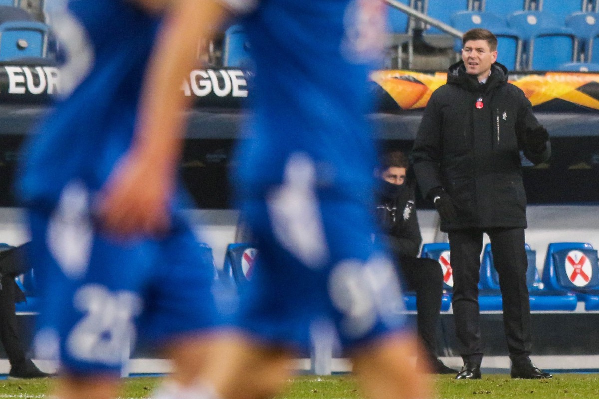 Ketua jurulatih Glasgow Rangers, Steven Gerrard memberi arahan kepada pemainnya. FOTO File AFP