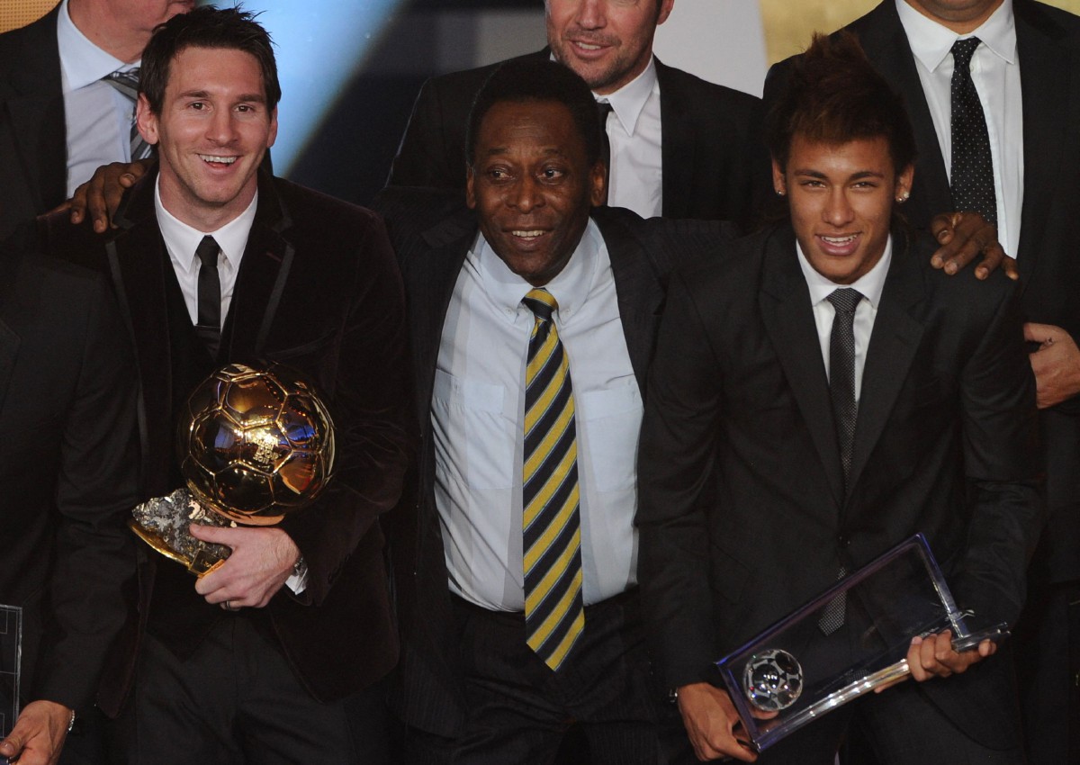Messi (kiri) bersama Pele (tengah) dan Neymar di majlis Ballon d'Or. -FOTO AFP