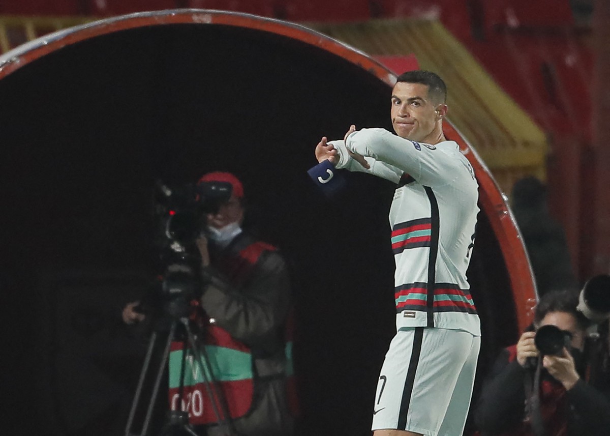 Ronaldo menanggalkan lilitan kapten sebelum membuangnya di padang Stadium Rajko Mitic dekat Belgrade. FOTO AFP