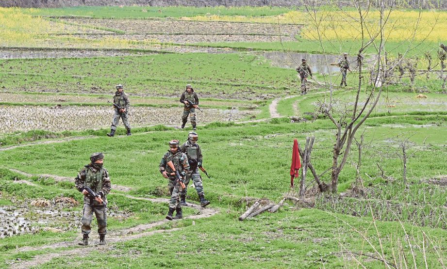 (FILES) In this file photo taken on March 16, 2018, Indian soldiers take part in a search operation after a gunbattle between suspected militants and government forces in the Balhama area of Khanmoh district near Srinagar. - The most deadly year in a decade has left Indian-controlled Kashmir facing a grim future with militant groups and the New Delhi government digging in for an even fiercer battle in 2019, experts say. (Photo by Tauseef MUSTAFA / AFP)