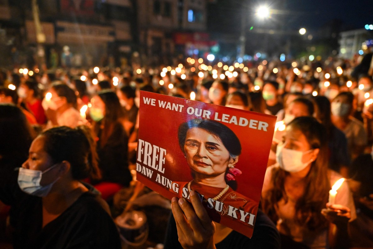FOTO fail pada 13 Mac menunjukkan peserta demonstrasi di Yangon memegang poster Suu Kyi. FOTO AFP 