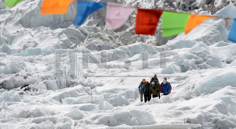 BEBERAPA pendaki yang cedera dibawa ke Base Camp Gunung Everest. FOTO AFP