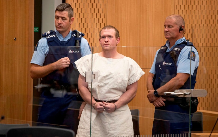 ARRANT (tengah) ketika dihadapkan di Mahkamah Daerah Christchurch pada 16 Mac 2019. FOTO AFP 