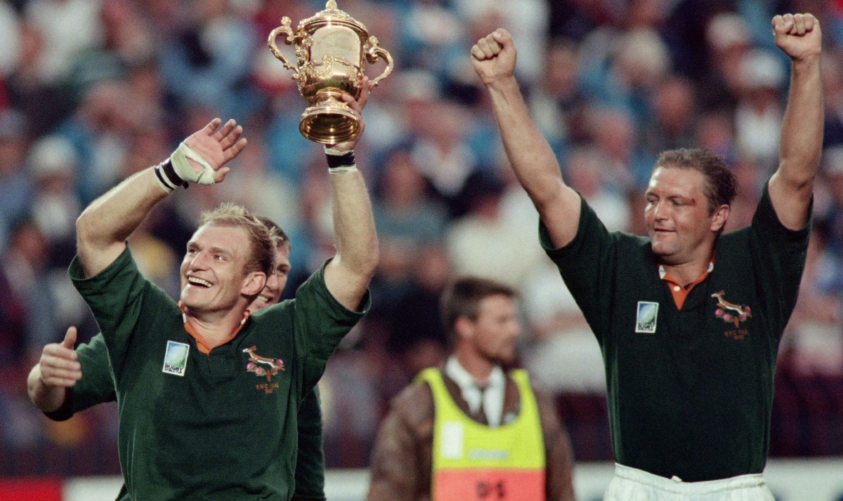 STRYDOM (kanan) ketika membantu Afrika Selatan menjulang Piala Dunia Ragbi 1995. FOTO AFP