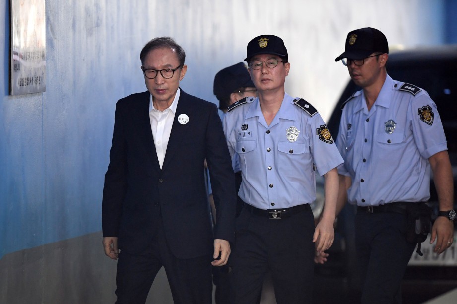 FOTO fail menunjukkan Lee Myung-bak hadir ke mahkamah pada 6 September 2018. FOTO AFP  
