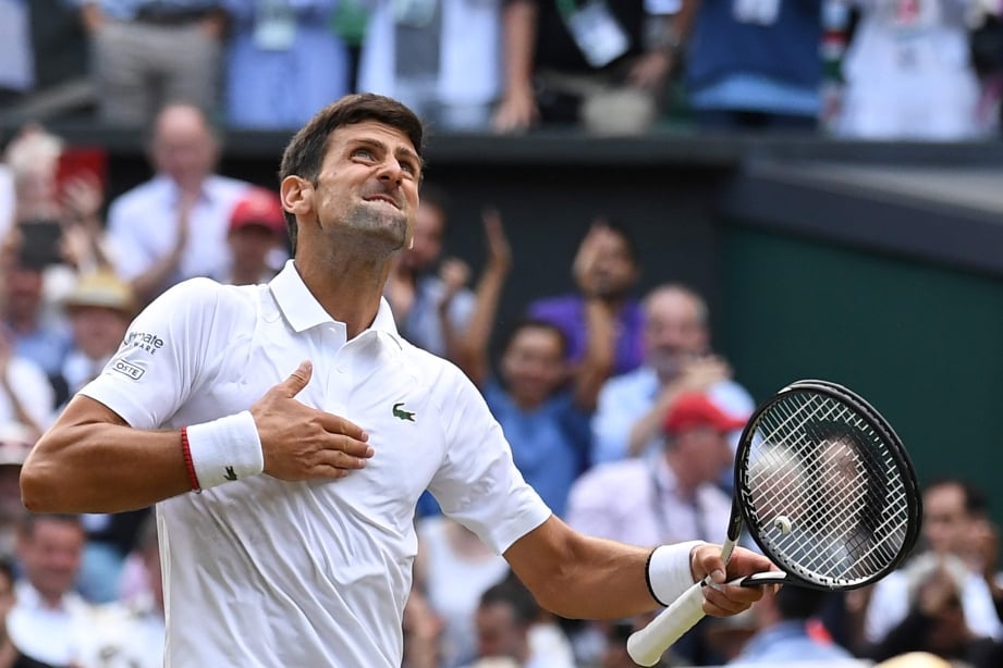AKSI Djokovic meraikan kemenangan ke atas Federer  di Wimbledon tahun lalu. FOTO AFP 