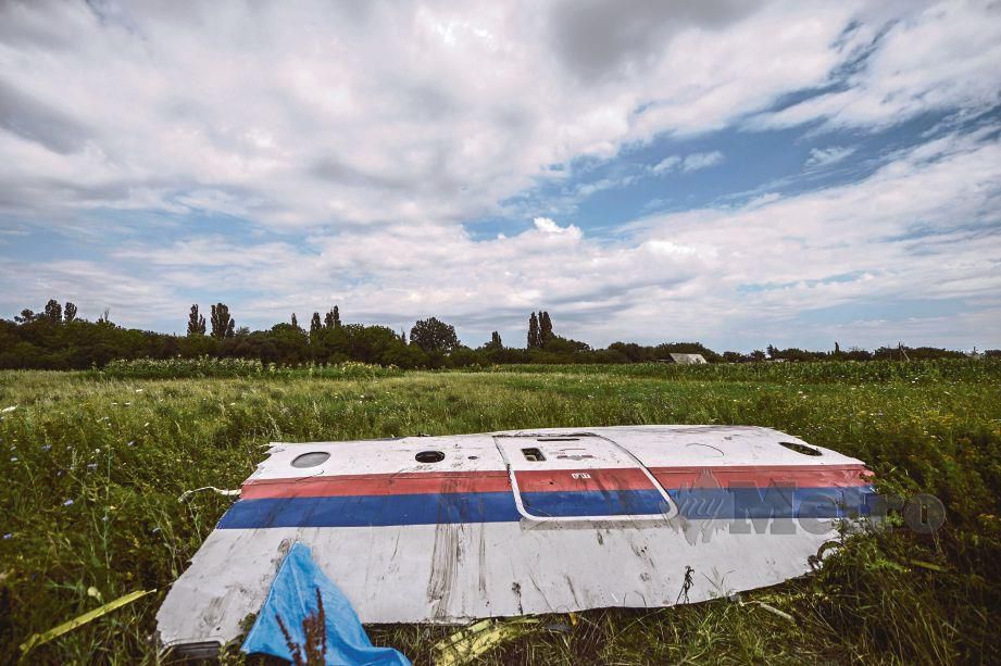 SERPIHAN pesawat MH17 ditemui di perkampungan Grabove di Ukraine. FOTO AFP
