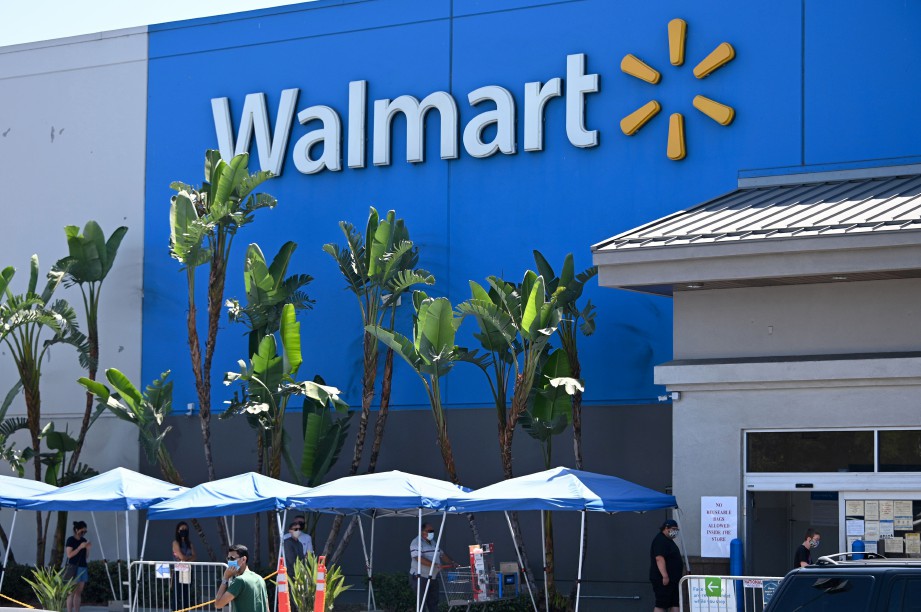 GAMBAR fail menunjukkan pengunjung memakai pelitup muka untuk memasuki pasar raya Walmart di Burbank, California. FOTO AFP 