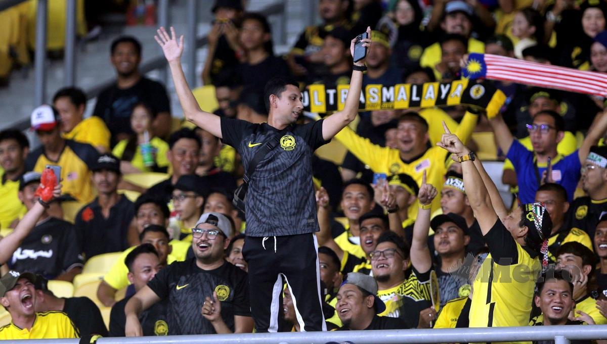 PENYOKONG  Malaysia bagaikan tak sabar  menyaksikan final Pestabola Merdeka 2023 antara Harimau Malaya menentang Tajikistan di Stadium Nasional Bukit Jalil. FOTO Mohamad Shahril Badri Saali 