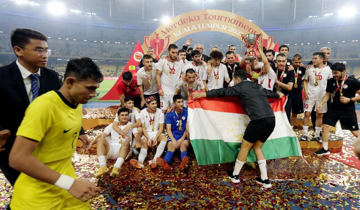 PASUKAN Tajikistan meraikan kejayaan selepas menewaskan Malaysia 2-0  di Stadium Nasional Bukit Jalil. FOTO Aswadi Alias