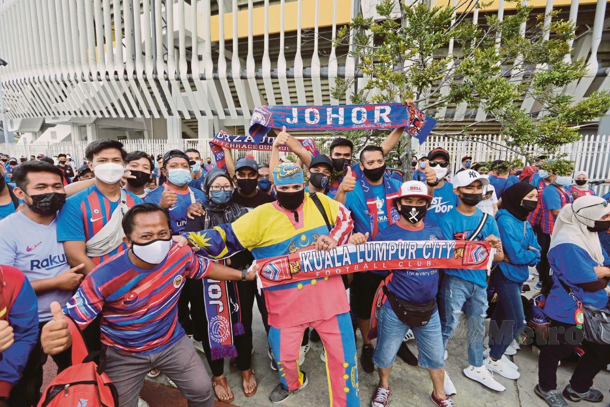 PENYOKONG  KL City   bergambar bersama  penyokong  JDT yang memeriahkan suasana final Piala Malaysia di Stadium Nasional Bukit Jalil, Kuala Lumpur. FOTO Aizuddin Saad