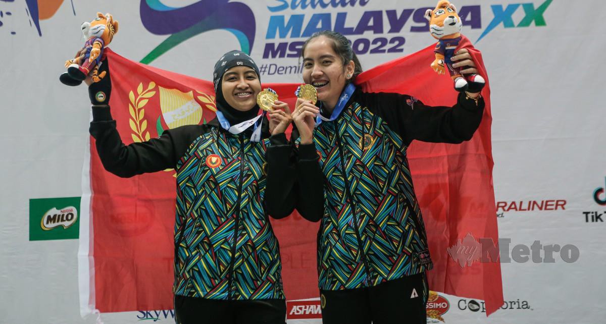 AIFA (kiri) dan Aira meraih emas dalam acara skuasy beregu wanita Sukma 2022. FOTO HAZREEN MOHAMAD
