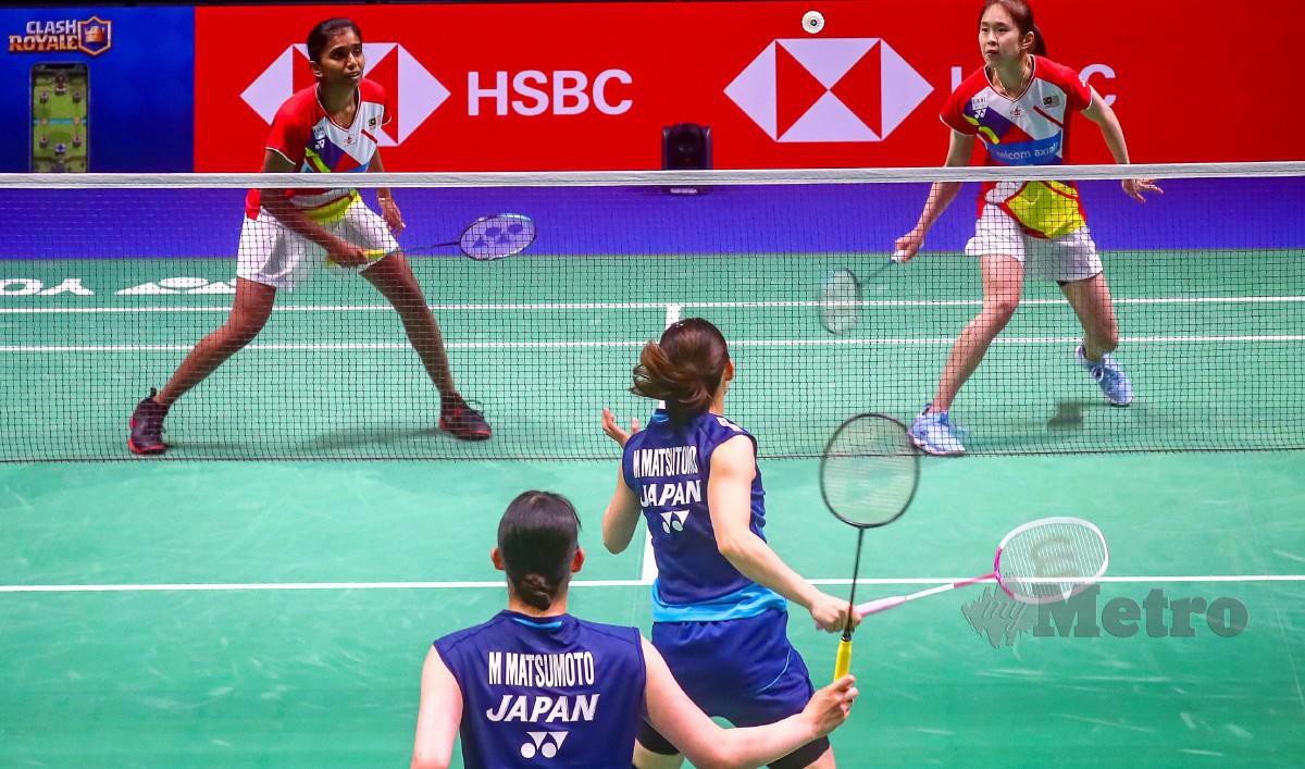 PEARLY (kanan) dan Thinaah akur dengan mata kemenangan Jepun yang diraih Mayu-Misaki dalam aksi beregu wanita. FOTO 
