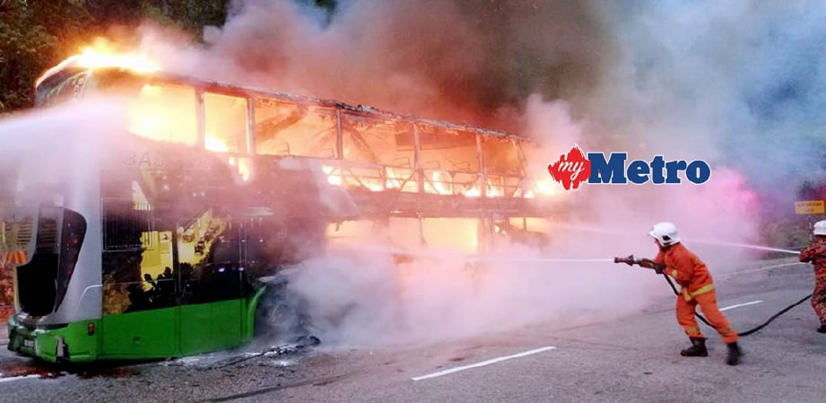 ANGGOTA bomba memadamkan kebakaran bas persiaran dua tingkat di Kilometer 10.9 Jalan Kuala Lumpur-Genting Highlands, semalam. FOTO/IHSAN BOMBA