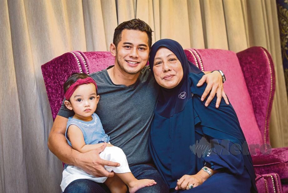 FIZO Omar bersama ibu, Hasnah Jidin dan anaknya, Wan Maryam.