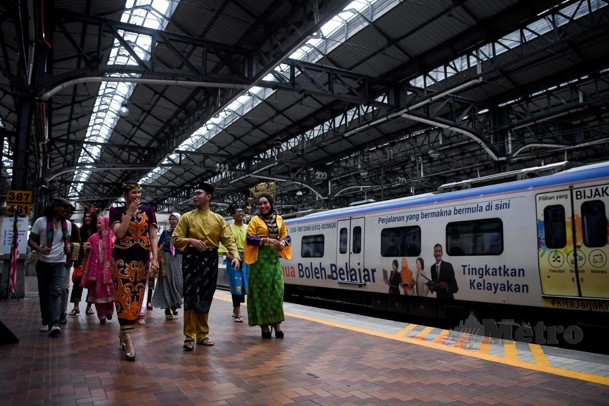 PROGRAM 'flash mob' Keretapi Sarong 2022 kembali selepas dua tahun tergendala susulan penularan Covid-19. FOTO Bernama 