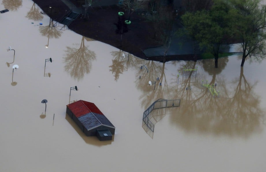 GUERNEVILLE di California Utara umpama sebuah pulau akibat banjir terburuk dalam tempoh 20 tahun. FOTO AFP