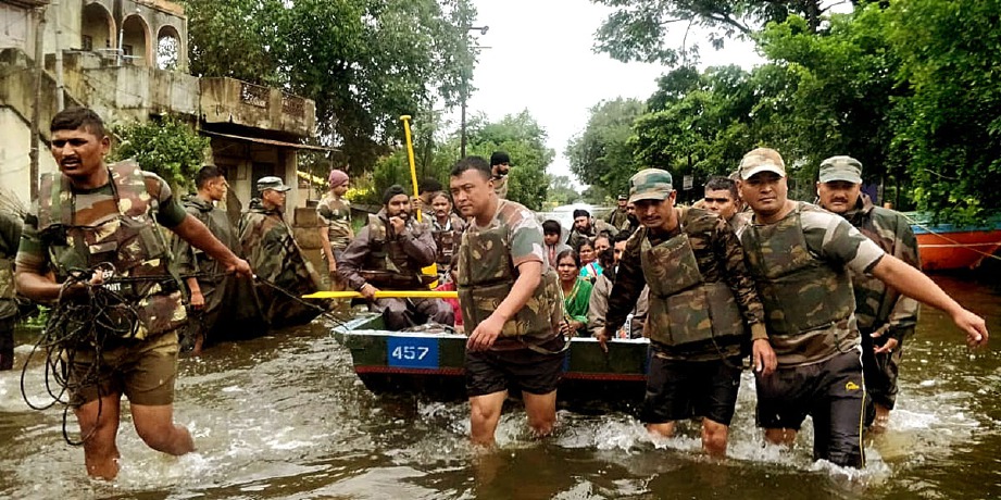 ANGGOTA tentera India giat menjalankan usaha menyelamat mangsa banjir yang melanda di Karnataka. FOTO AFP