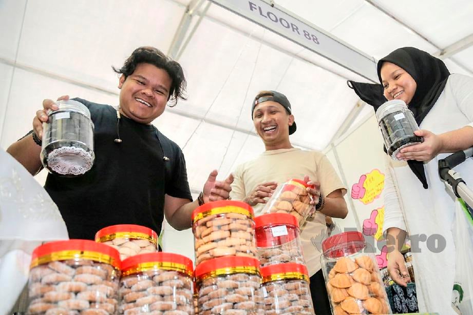 ERIC Fuzi dan Amer Floor 88 tidak melepaskan peluang menambah pendapatan dengan berniaga di tapak Karnival Ramadan Presint 3, Dataran Putrajaya. FOTO Aizuddin Saad