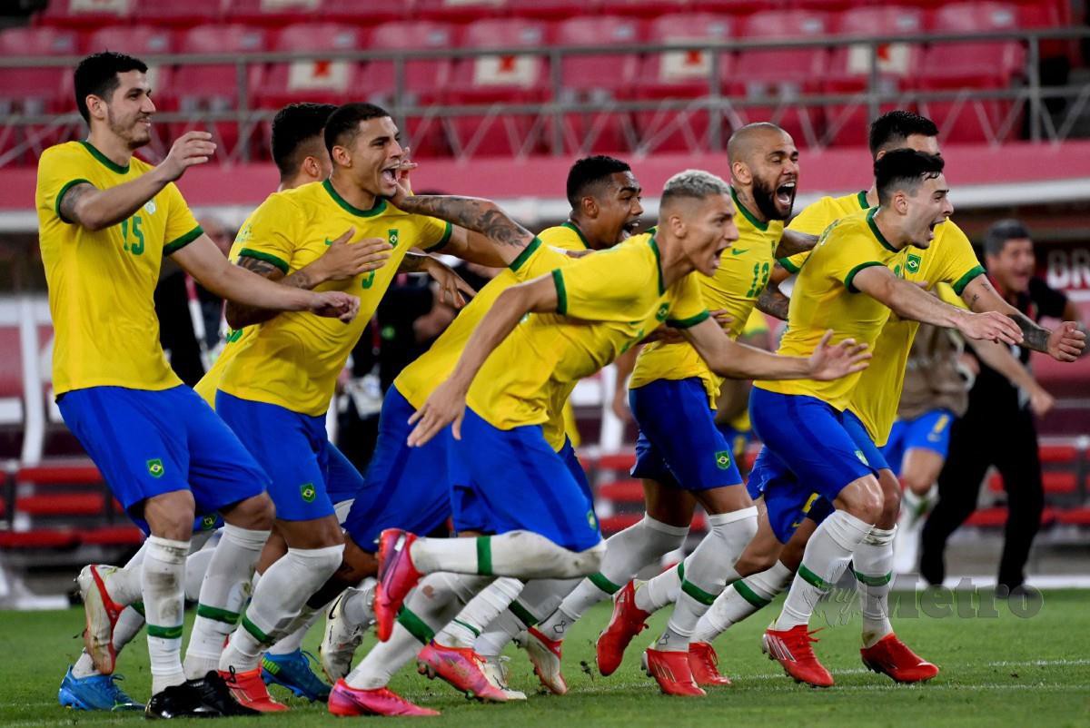 PEMAIN Brazil bersorak apabila mara ke final bola sepak lelaki di Tokyo 2020 selepas menewaskan Mexico menerusi penentuan sepakan penalti di separuh akhir, hari ini. FOTO AFP