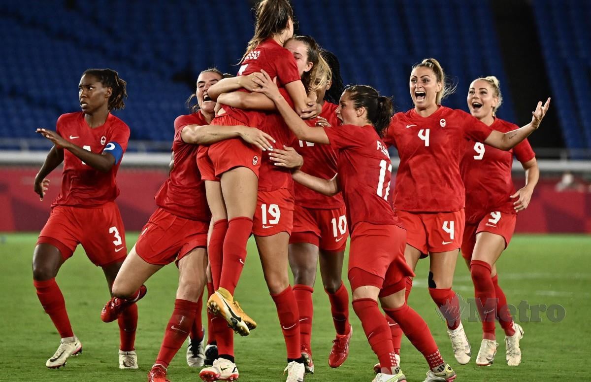 PEMAIN bola sepak wanita Kanada meraikan kejayaan meraih emas selepas menumpaskan Sweden 3-2 dalam penentuan penalti. FOTO AFP